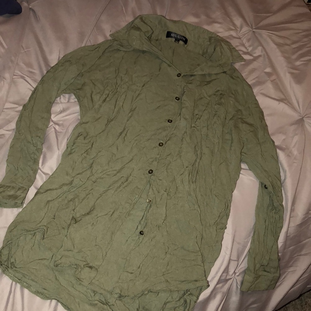 Green long sleeve button up with pockets!